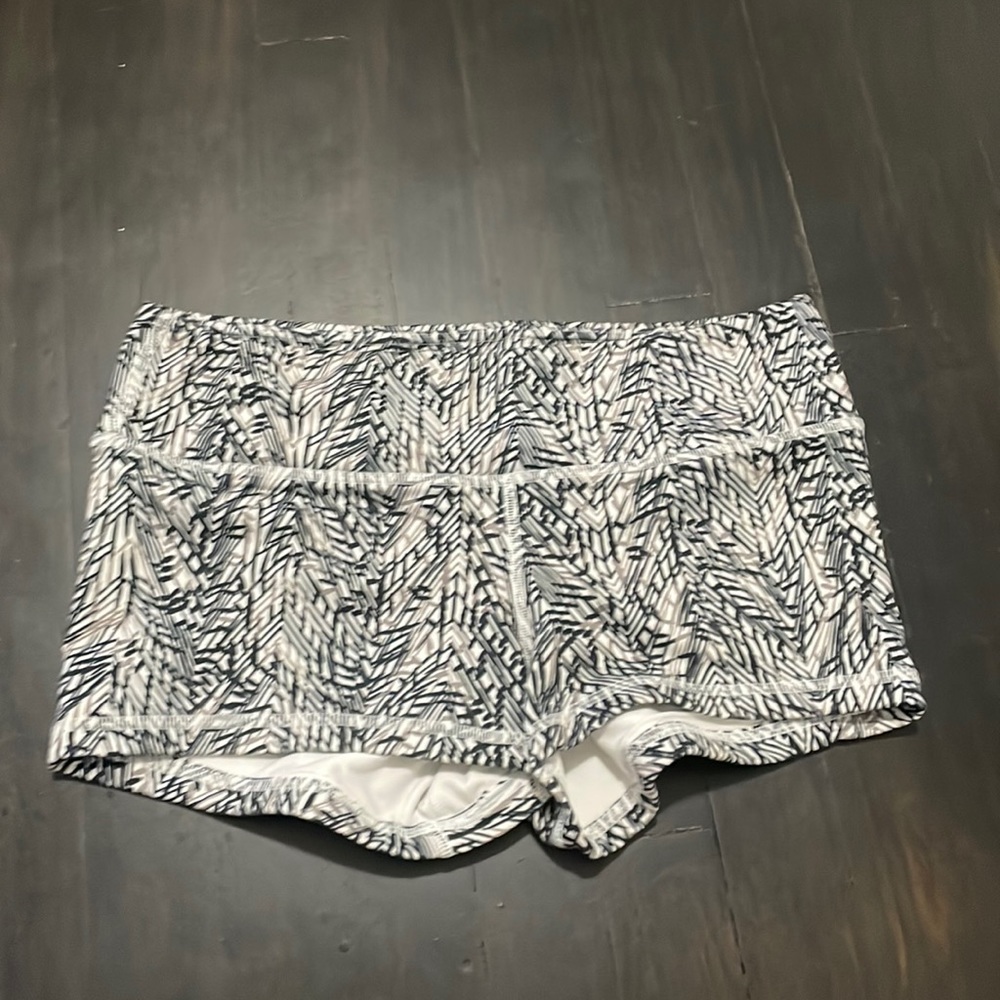 Fleo shorts size medium